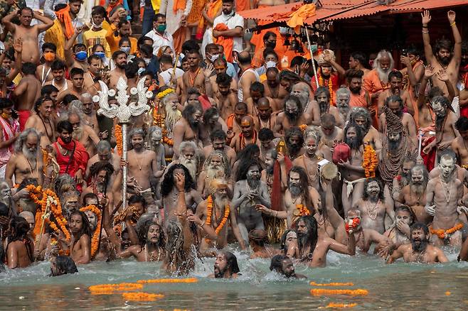 12일(현지 시각) 인도 북부 하리드와르에서 봄철 목욕 축제 '쿰브 멜라'에 참가한 힌두교 신자들이 함께 목욕을 하고 있다. /로이터 연합뉴스