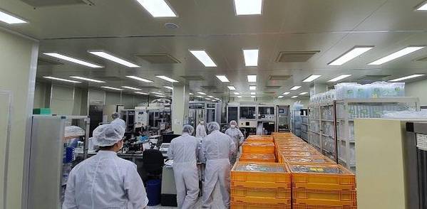 지난 9일 오후 2시 경기도 화성시 팔탄면의 나노엔텍 진단키트 공장의 클린룸 내부. 왼쪽엔 연구자·관리자들이 일하고 있고, 오른쪽엔 진단키트의 핵심 부품인 상판이 쌓여있다. /김윤수 기자