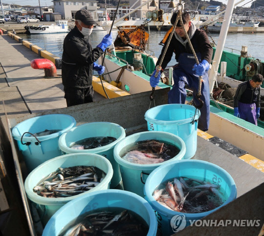 일본 정부가 후쿠시마 제1원전 사고로 발생한 방사성 물질 오염수의 해양 방류를 결정했다. <연합뉴스>