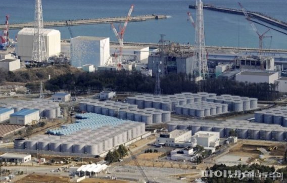2014년 2월 10일 후쿠시마(福島) 제1원전 원자로 주변에 오염수를 보관하는 원통형의 탱크들이 즐비하게 세워져 있는 모습. /사진=도쿄=AP/뉴시스