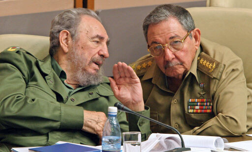피델 카스트로(왼쪽)이 2013년 12월 쿠바 의회에서 동생 라울 카스트로와 이야기 하고 있다. 아바나/AFP 연합