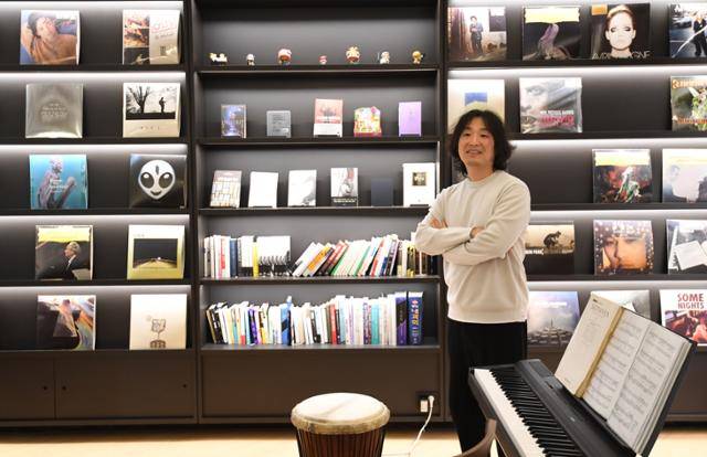 홍승일 힐링페이퍼 대표가 서울 테헤란로 사무실에서 '강남언니'의 개발 배경을 설명하고 있다. 음악을 좋아하는 그는 회사에 각종 LP를 갖다 놓고 누구나 들을 수 있도록 하고 있다. 배우한 기자