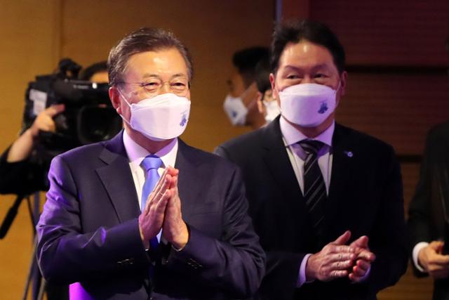 문재인(왼쪽) 대통령과 최태원 대한상공회의소 회장이 지난달 31일 서울 중구 대한상공회의소에서 열린 제48회 상공의 날 기념식에서 박수를 치고 있다. 뉴시스