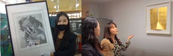 유튜브에서 온라인 경매중인 '켈리온레드바이브' 채널(왼쪽)과 수집가의 집에 걸린 그림을 둘러보는 '아트메신저 이소영'채널의 콘텐트. 사진 유튜브 캡처