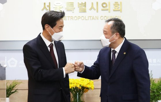 오세훈 시장이 8일 오전 취임 첫 외부 일정으로 서울 중구 서울시의회를 찾아 김인호 시의회 의장과 주먹 인사를 하고 있다. 서울시의원 109명 중 101명이 민주당 소속으로, 오 시장의 1년 3개월 임기동안 원할한 시정 운영 등을 위해서는 서울시의회의 협조가 절실하다. 뉴스1