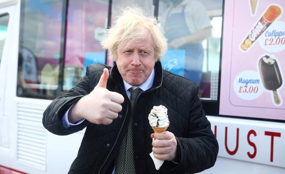 영국 보리스 존슨 총리가 지난 7일 아이스크림을 먹고 있다. 봉쇄령 탓에 미용실에서 손질을 받지 못해 그의 머리는 이때까지도 덥수룩했다. [AFP=연합뉴스]