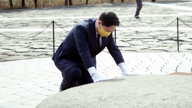 김두관 더불어민주당 의원은 지난달 경남 김해시 봉하마을을 찾아 노무현 전 대통령 묘소를 참배했다. /사진=연합뉴스