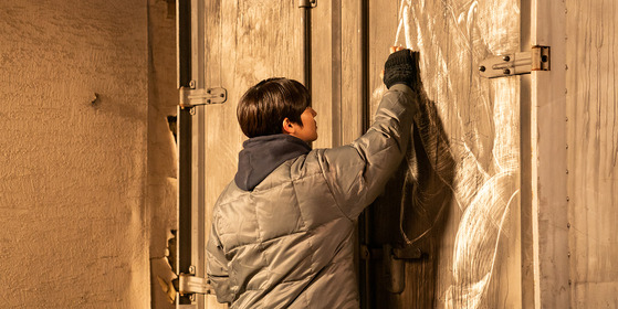 Tae-san (played by Woo Ji-hyun), who has been homeless for two years, begins to reconnect to the world through his dust art. [TRIPLE PICTURES]