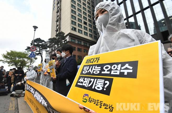 일본 정부가 후쿠시마 오염수 해양 방출을 공식 결정한 13일 오전 서울 종로구 옛 일본대사관 평화의 소녀상 앞에서 시민방사능감시센터와 환경운동연합 회원들이 후쿠시마 방사성 오염수 해양방류 반대 기자회견을 열고 스가 요시히데 일본 총리 분장을 한 퍼포먼스를 하고 있다. 2021.04.13 박태현 기자