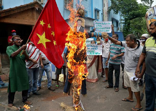 인도 시위대가 콜카타에서 시진핑 중국 국가주석의 시위 중 모습을 담은 공작물을 불태우며 반중구호를 외치고 있다. / 사진=로이터