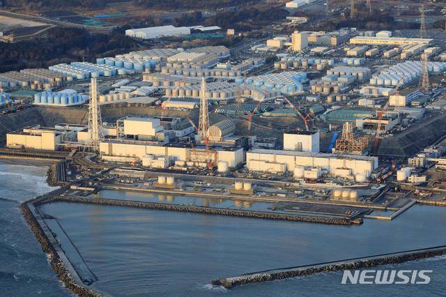 [오쿠마=AP/뉴시스] 일본 동북부 후쿠시마현 소재 후쿠시마 제1 원자력 발전소의 지난 2월14일 전경. 2021.04.13.