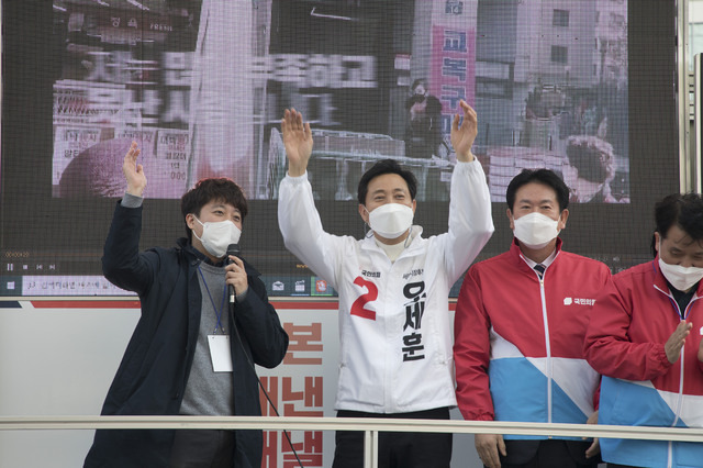 [서울=뉴시스]국회사진기자단 = 이준석 전 미래통합당(현 국민의힘) 최고위원은 13일 한 라디오와의 인터뷰에서 자신이 당권 경쟁의 유력 후보로 꼽히는 데에 "실제로 진담성이 들어있다"며 출마 가능성을 완전히 배제하진 않았다. 사진은 지난달 25일 오세훈 당시 서울시장 후보의 유세차에 올라 거리유세 중인 이 전 최고위원의 모습. 2021.4.13. photo@newsis.com