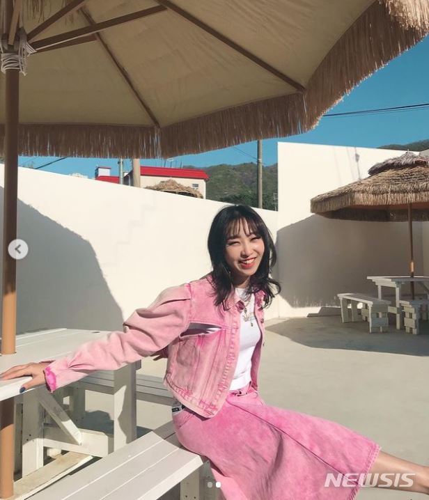 On the 12th, Minzy posted a picture on his instagram with an article called Clean.Minzy in the photo added freshness by matching a pink denim jacket and skirt, and his bright smile makes his watery appearance shine even more.Minzy, who debuted to 2NE1 in 2009, has been loved by the public with various hits and powerful dances such as I Don Care and I am the best, and is now continuing his new activities as a solo singer.sympathy media