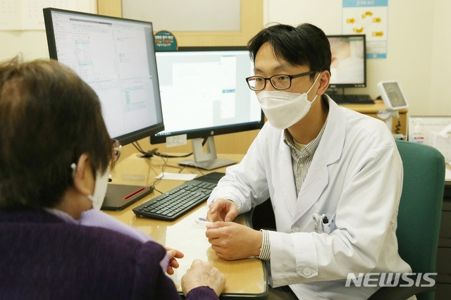 [서울=뉴시스] 정희원 서울아산병원 노년내과 교수가 노인 변비 환자를 진료하고 있다. (사진= 서울아산병원 제공) 2021.04.13