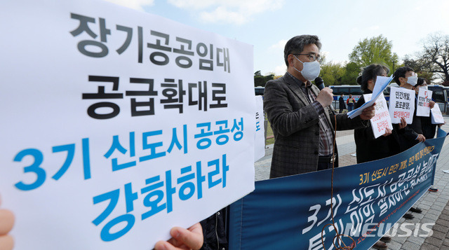 [서울=뉴시스]이영환 기자 = 서울세입자협회 박동수(왼쪽) 대표가 13일 오전 서울 종로구 청와대 분수대 앞에서 공공임대주택두배로연대 주최로 열린 기자회견에서 3기 신도시의 공공성 확대 및 투기 이익 환수를 촉구하고 있다. 2021.04.13. 20hwan@newsis.com