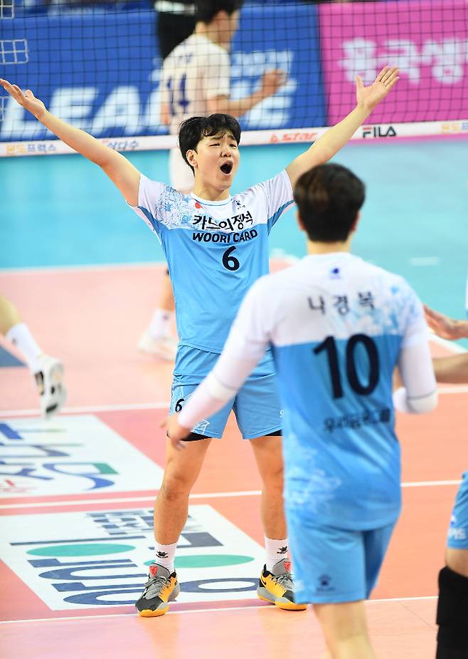 우리카드 세터 하승우는 소속팀의 창단 첫 챔피언결정전이었던 지난 1차전에서 엄청난 활약으로 완벽한 승리를 이끌었다. 한국배구연맹 제공