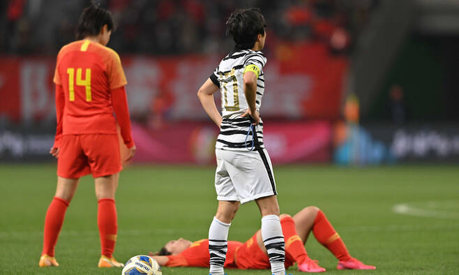 지소연이 13일 중국 쑤저우 올림픽센터 스타디움에서 열린 중국과 도쿄 올림픽 여자축구 아시아지역 최종예선 플레이오프(PO) 2차전에서 연장 끝에 2-2로 비기며 본선 진출에 실패한 뒤 아쉬워하고 있다. 대한축구협회 제공