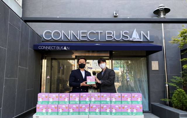 건강 음료 ‘사람구실’을 지원한 박기태(오른쪽) 베러먼데이코리아 실장과 이현석 커넥트부산호텔&레지던스 총지배인이 기념촬영을 하고 있다./사진제공=베러먼데이코리아