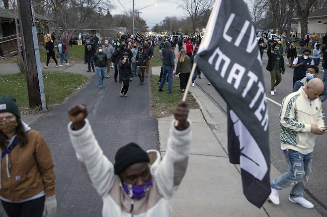 미니애폴리스에서 단테 라이트 경찰 총격 사망 사건에 항의하는 시위가 벌어지고 있다. | AP연합뉴스