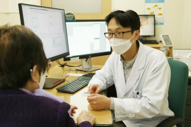 (서울=연합뉴스) 정희원 서울아산병원 노년내과 교수가 노인 환자를 진료하고 있다. 2021.04.13. [서울아산병원 제공. 재판매 및 DB 금지]