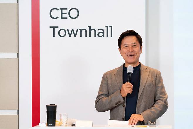 박정호 SK텔레콤 CEO는 14일 온라인 타운홀 행사에서 구성원들과 적극 소통하며 이번 분할의 취지와 회사 비전을 상세히 설명했다.
