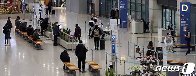 오전 인천국제공항 제1터미널 입구장으로 들어오는 입국자들의 모습. 2021.3.4/뉴스1 © News1 김진환 기자