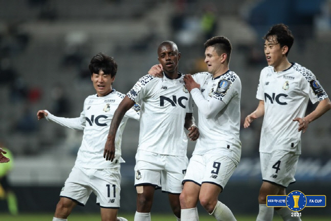서울 이랜드 레안드로(왼쪽에서 두번째)가 14일 FC서울과 FA컵 3라운드에서 득점 후 기뻐하고 있다. 제공 | 대한축구협회