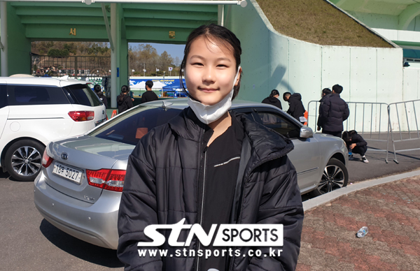 14일 오후 경북 예천공설운동장에서 열린 '제50회 춘계 전국 중·고등학교 육상경기대회' 여자 중등부(1학년) 100m 결승에 출전한 배윤진은 12초56을 기록하며 우승했다. 경기 후 인터뷰 사진 촬영.