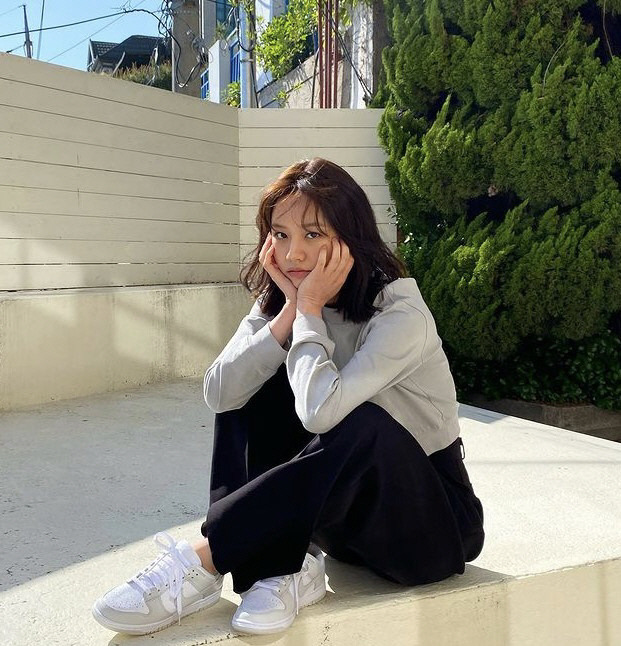 Singer and Actor Hyeri showed off her beautiful looks as bright as spring flowers.Hyeri posted a picture on his instagram on the 14th with an article entitled Good weather.Hyeri in the open photo is taking a pose in the spring sunshine outdoors.Hyeri, who has a charming calyx pose, boasts a pure but lovely look and collects his gaze.Meanwhile, Hyeri is in public relationship with Actor Ryu Jun-yeol, who is currently filming TVNs new drama The Lively Living.