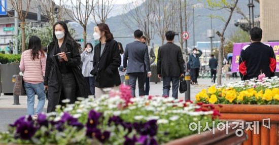 봄비가 그치고 찬바람이 불면서 서늘해진 13일 서울 종로구 세종로에서 직장인들이 외투를 입고 이동하고 있다. 기상청은 오늘(14일) 서울 아침 기온이 3도로 오늘보다 7도가량 낮아지겠다고 예보했다./강진형 기자aymsdream@