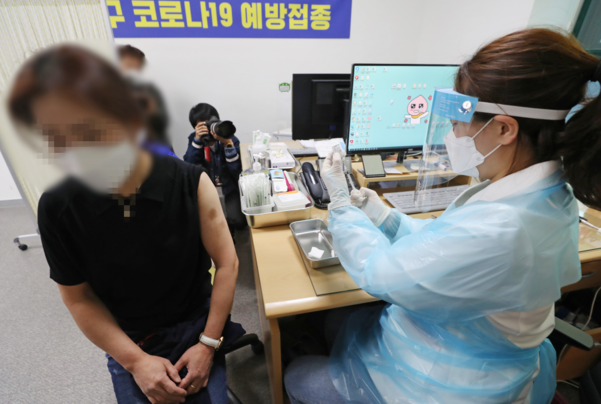 아스트라제네카(AZ) 코로나19 백신 접종이 재개된 지난 12일 오후 서울 중랑구 보건소에서 의료진이 AZ 백신 접종을 하고 있다. /연합뉴스