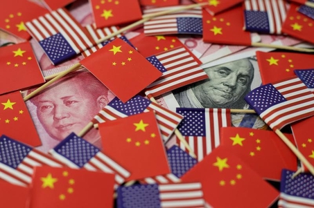 성조기와 오성홍기 사이로 보이는 미국 달러와 중국 위안화. /트위터 캡처