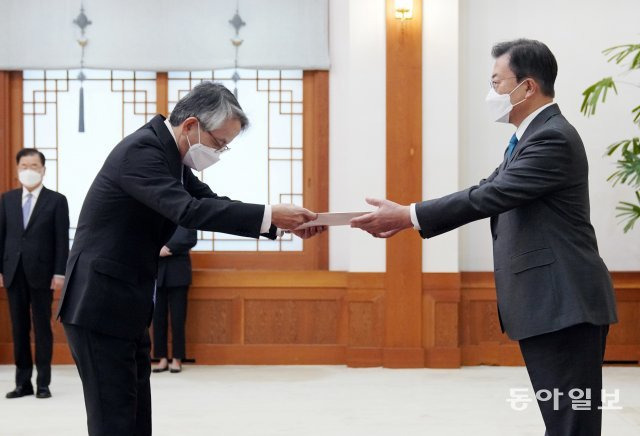 문재인 대통령이 14일 오전 청와대 본관에서 열린 주한대사 신임장 제정식에서 아이보시 고이치 주한 일본 대사로부터 신임장을 받고 있다. 2021.4.14 청와대사진기자단