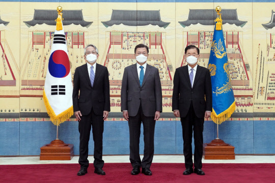문재인 대통령(가운데)이 14일 아이보시 고이치 주한 일본 대사(왼쪽)와 정의용 외교부장관 (오른쪽)과 기념촬영을 하고 있다. 청와대 제공.