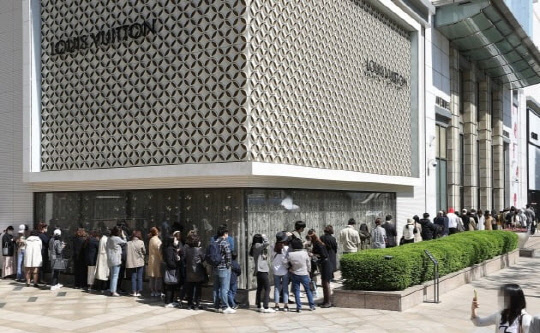 명품 샤넬이 가격 인상을 예고했던 지난해 서울 중구 롯데백화점 본점 명품관 앞에 고객들이 줄을 서고 있다. 연합뉴스