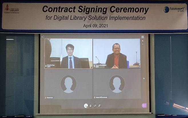 추정호 퓨쳐누리 대표(왼쪽)와 에까린 요라빌 탐마삿대 도서관장이 영상으로 협약식을 진행했다. 퓨쳐누리 제공