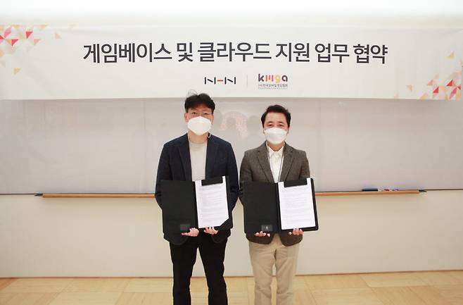 이동수 NHN 게임플랫폼사업센터장(왼쪽)과 황성익 한국모바일게임협회장.