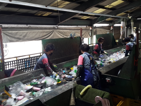 성남시 재활용 선별장에서 직원들이 플라스틱 쓰레기를 선별하고 있다.