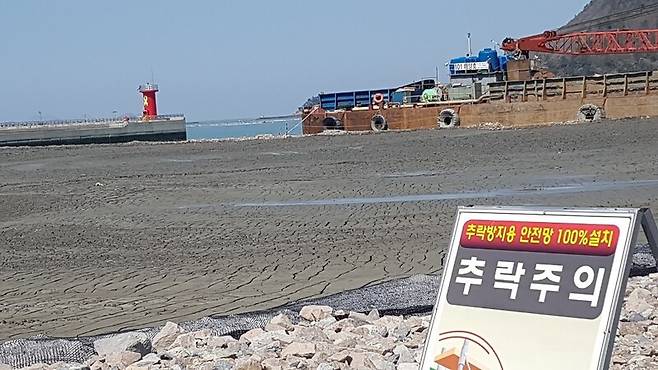 방파제 등대의 안쪽 바다가 반쯤 매립된 진도 팽목항. 안관옥 기자 okahn@hani.co.kr