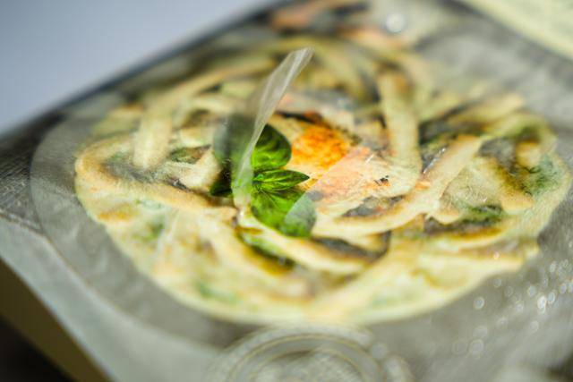 CU편의점에서 판매하는 인스턴트식품 '매생이크림파스타'의 종이포장에 코팅된 부분을 벗겨봤다. 비닐은 벗겨지지만 인쇄 부분은 그대로다. 이런 경우 종이 자체에 인쇄가 된 것으로 재활용을 해도 색이 남는다. 골판지 제작 등에 사용 가능하다. 한진탁 인턴기자