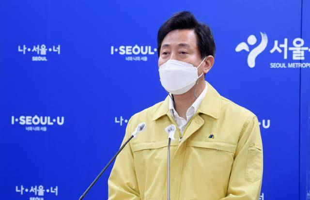 오세훈 서울시장이 12일 오전 서울 중구 서울시청에서 코로나19 기자 브리핑을 하고 있다. 오 시장은 이날 "거리두기 완화를 위해서는 신속진단키트가 선행돼야 한다"고 말했다. 뉴스1