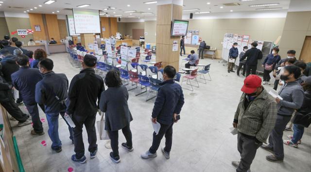 14일 서울시내 한 고용센터에서 방문객들이 실업급여 교육 신청을 위해 대기하고 있는 모습. 연합뉴스