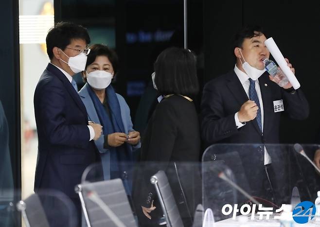 14일 오전 서울 여의도 국민일보 빌딩에서 열린 더불어민주당 의원모임 '더좋은미래'의 비공개 전체회의에서 박완주(왼쪽부터), 남인순, 윤미향, 윤관석 의원이 참석하고 있다.