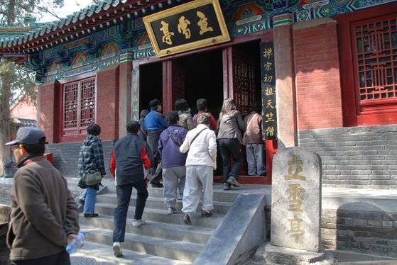 중국 선불교의 초조인 달마 대사와 2대 조사 혜가 선사를 기리는 소림사 안의 입설정 입구.