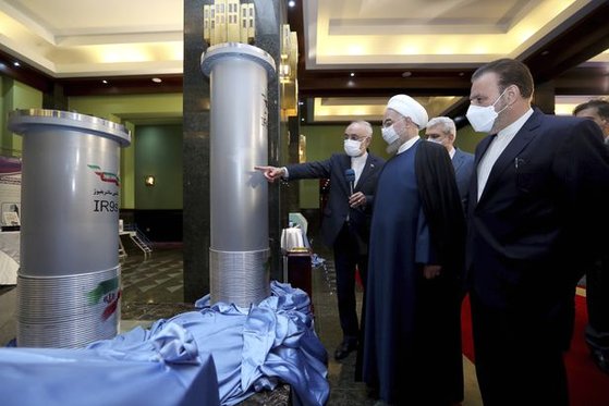지난 10일 하산 로하니 이란 대통령이 이란 원자력청 관계자들로부터 새로운 원심분리기에 대한 설명을 듣고 있다. AP=연합뉴스