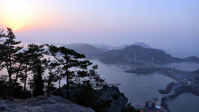 고군산 옛이름은 군산도(群山島)다. 섬들이 산봉우리처럼 무리진 듯 보여 붙은 이름이다. 봉우리는 높지 않다. 군도 각 섬 정상에선 구릉성 지형을 확인할 수 있다. 고군산은 서해다 보니 일몰이 유명한데, 해돋이도 해넘이 못지않다. 사진은 대장도 대장봉에서 촬영한 군도.