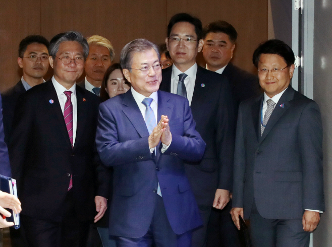 South Korean President Moon Jae-in visits Samsung Electronics’ semiconductor business headquarters in Hwaseong, Gyeonggi Province, in 2019. (Yonhap)