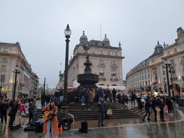 주요 도로가 교차하는 곳에 원형 광장으로 조성된 피카딜리 서커스는 관광객들과 젊은이들이 즐겨 찾는 만남의 장소다. 동상 밑 계단은 누군가를 기다리는 사람들로 가득하고, 거리 공연도 펼쳐진다.