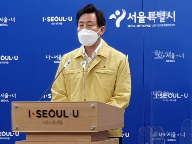 오세훈 서울시장이 지난 12일 시청 브리핑룸에서 코로나19 관련 브리핑을 하고 있다.