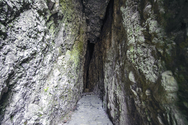 수마이봉 중턱에 세로로 깊게 파인 화엄굴 내부.